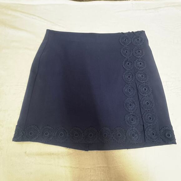 Crown & Ivy Navy Blue Slip On Skirt/Shorts Skort Sz10 Embroidered Hem Front Slit - Picture 3 of 11
